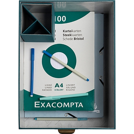 Blick von oben in eine grüne Bürobox. In der Box befinden sich Karteikarten, Stifte und ein Stiftehalter.