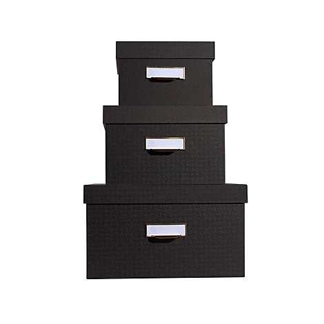 Drei schwarze Stapelboxen, gestapelt; jedes Fach hat ein silbernes Etikett.