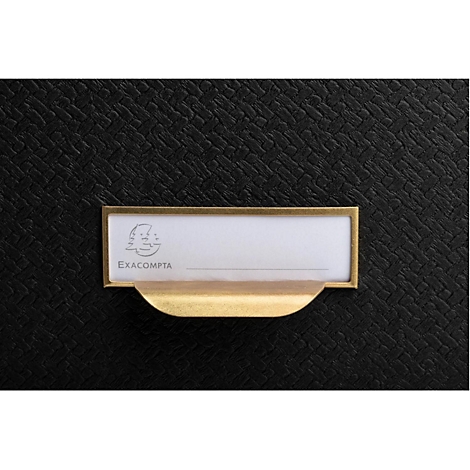 Nahaufnahme eines schwarzen Ordners mit goldfarbenem Etikettenhalter und weißem Etikett mit Logo und Schriftzug 'Exacompta'.