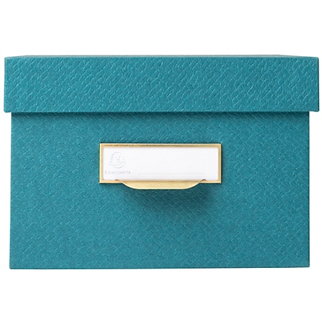 Boîte turquoise avec couvercle et étiquette nominative.