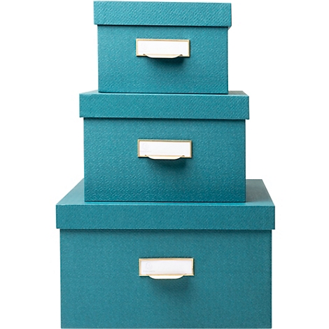 Trois boîtes de rangement turquoise empilées. Chaque boîte a un porte-étiquette rectangulaire blanc.