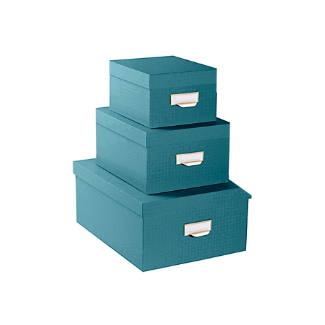 Trois boîtes de rangement turquoise, empilées ; chacune avec une étiquette de poignée.