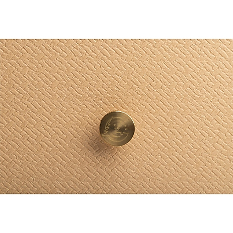 Close-up van een beige, gestructureerd oppervlak met een messing knop.