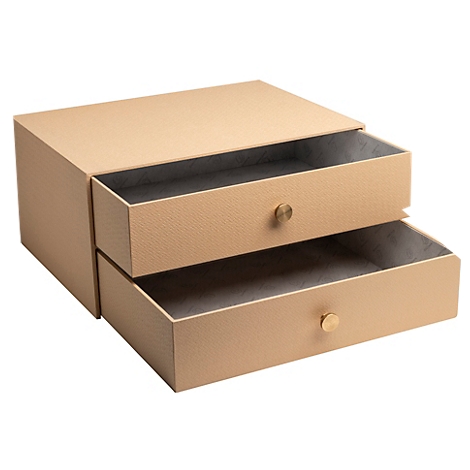 Beige Schmuckschatulle mit zwei Schubladen. Jede Schublade hat einen goldenen Knopf.