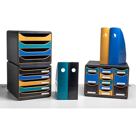 Plusieurs organiseurs de bureau de différentes couleurs, sur fond blanc.
