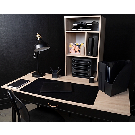 Une salle de bureau avec un bureau, une lampe, un ordinateur portable, des rangements de fichiers et des livres. Le bureau est équipé d'une chaise, d'un ordinateur portable et d'un tapis de souris noir.