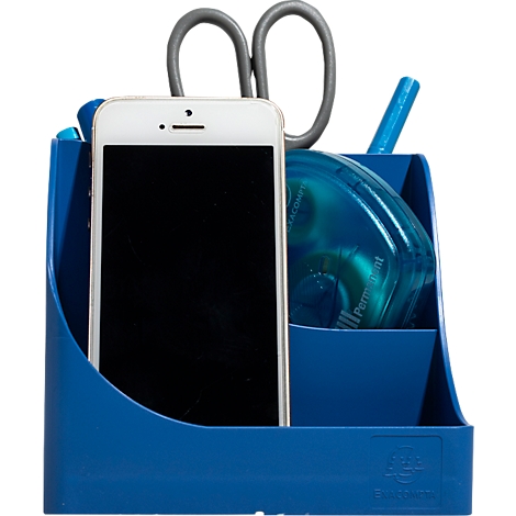 Organisateur de bureau bleu avec stylo, ciseaux, ruban adhésif et smartphone.