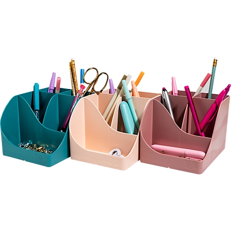 Trois porte-stylos colorés remplis de stylos, de ciseaux et de trombones.