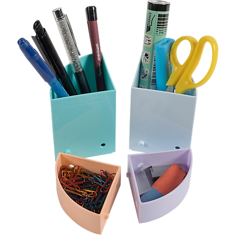 Quatre porte-stylos triangulaires colorés. Les supports contiennent des stylos, des ciseaux, des trombones et une gomme.