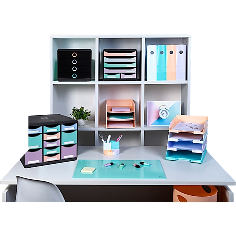 Bureau avec divers articles de bureau. Y compris: système de tiroirs, plateaux à dossiers, porte-stylos et notes.