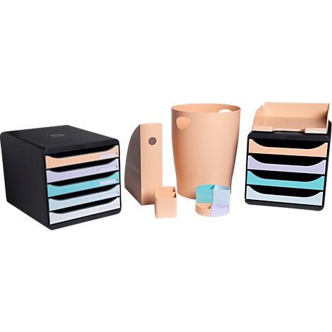 Diverses fournitures de bureau aux couleurs pastel : corbeilles à papier, systèmes de classement et dossiers.