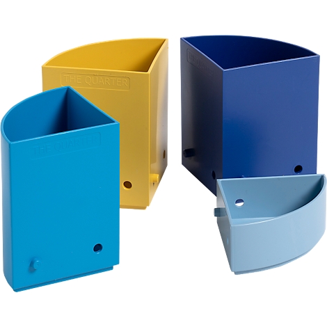 Quatre étagères d'angle colorées: bleu, jaune, bleu foncé et bleu clair. Elles sont semi-circulaires et ont un trou sur le côté.