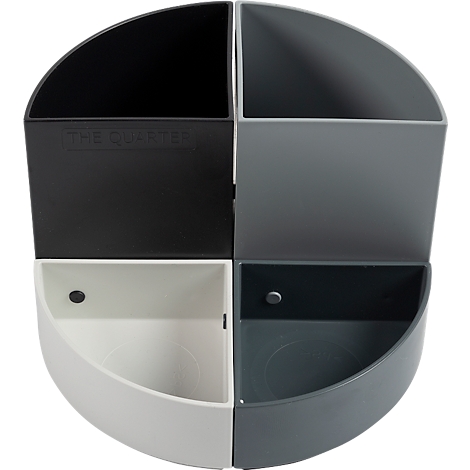 Organisateur semi-circulaire divisé en quatre compartiments en noir, gris et blanc. "THE QUARTER" est écrit sur l'un d'eux.