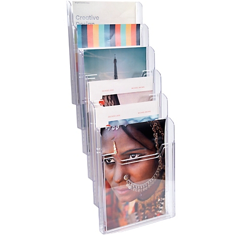 Porte-cartes transparent rempli de cartes postales et de matériel promotionnel. Le support est en plastique transparent et contient diverses cartes.