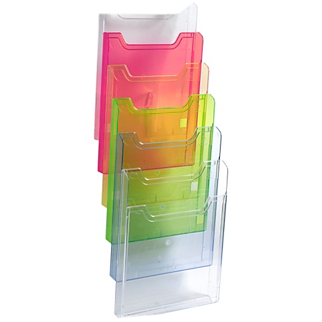 Mehrfarbiger Wandprospekthalter, der in verschiedenen Farben gestapelt ist, vor weißem Hintergrund.