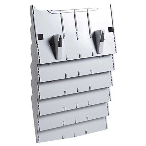 Hellgraues, mehrstufiges Regal mit schwarzen Details und Pfeilen. Die oberen Elemente sind mit Halterungen versehen.