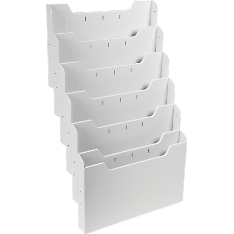 Sechs weiße Dokumentenablagen, gestapelt und leicht versetzt angeordnet.