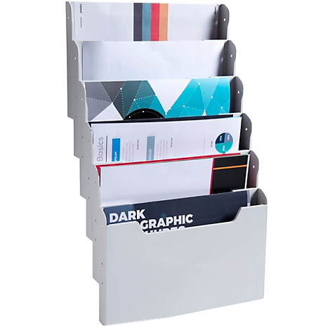 Grauer Wandorganizer mit sechs Fächern, gefüllt mit Papieren und Dokumenten unterschiedlichen Designs und Farben.