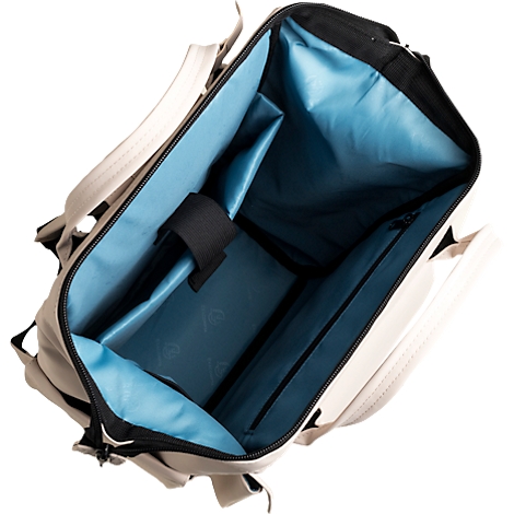 Hellbeiger Rucksack, Blick ins Innere, blaue Fächer.