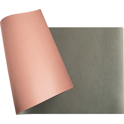 Rosa Papier wird teilweise von einem grauen Papier abgedeckt.