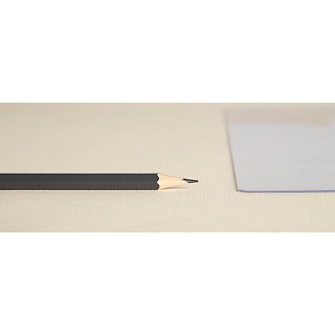 Ein schwarzer Bleistiftspitze und ein transparentes Lineal liegen auf hellem Papier. Der Bleistift zeigt auf die Spitze.