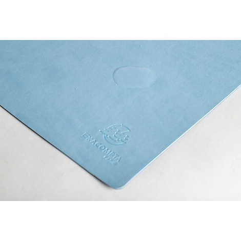 Hellblaues Papier mit einer geprägten Firmenbezeichnung und einem Wasserfleck.