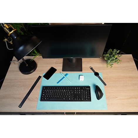 Draufsicht auf einen Schreibtisch mit Computerzubehör, einschließlich Monitor, Tastatur, Maus, Smartwatch und Handy.