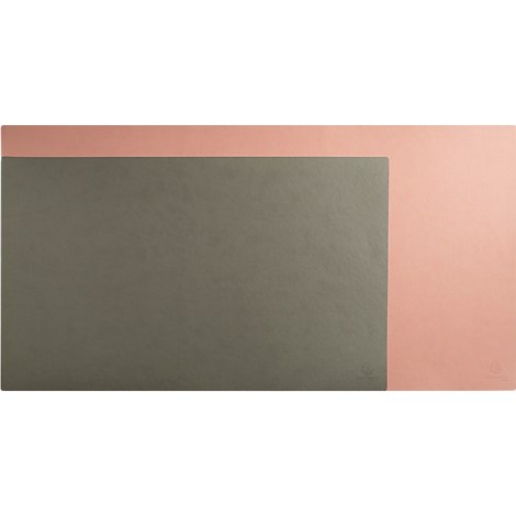 Twee rechthoekige bureaubladmatten, de ene olijfgroen, de andere roze. Beide met een subtiele logo-reliëf.