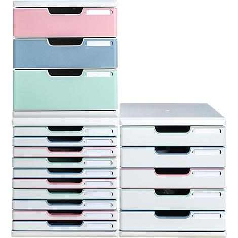 Stapelbare, farbige Ablagesysteme: Rosa, Blau, Grün. Mit weißen Schubladen und Griffen. Die Schubladen sind in zwei Stapeln angeordnet.