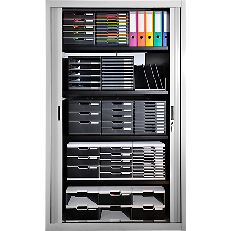 Offener Schrank mit Aktenordnern und Schubladen für Büromaterialien.