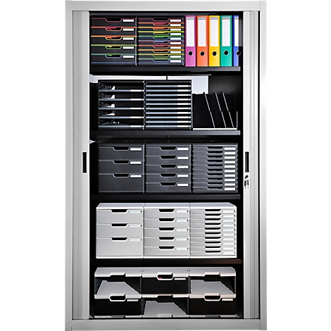 Geschlossener Aktenschrank, gefüllt mit Ordnern, Schubladen und Ablagen.