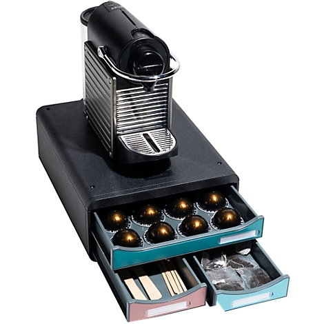 Machine à café avec tiroirs. Une petite machine à café noire repose sur une base noire avec trois tiroirs pour dosettes et accessoires.