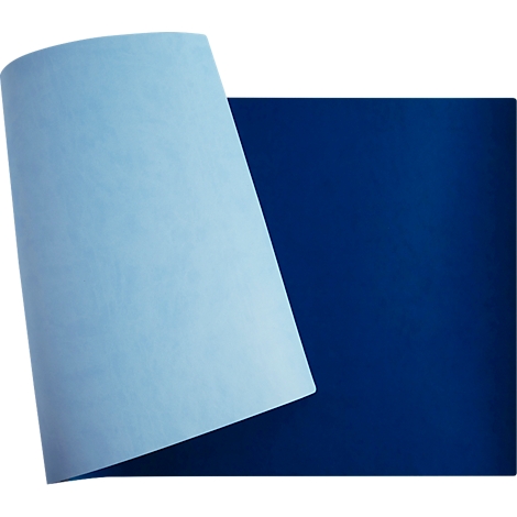 Du papier bleu clair enroulé est posé sur une surface bleu foncé plate. Le coin supérieur gauche du papier est enroulé.