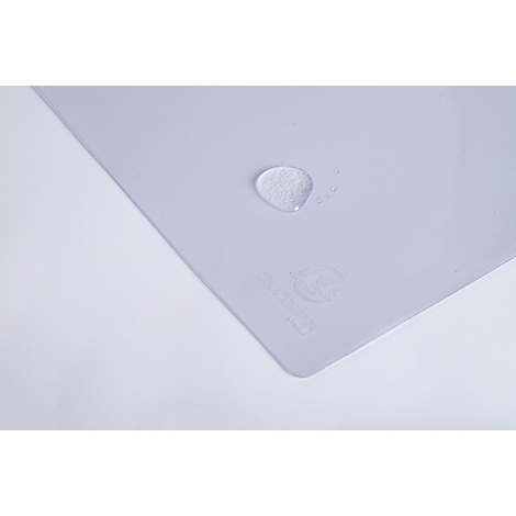 Un tapis gris clair avec une goutte d'eau dessus. Un logo est suggéré dans le coin.