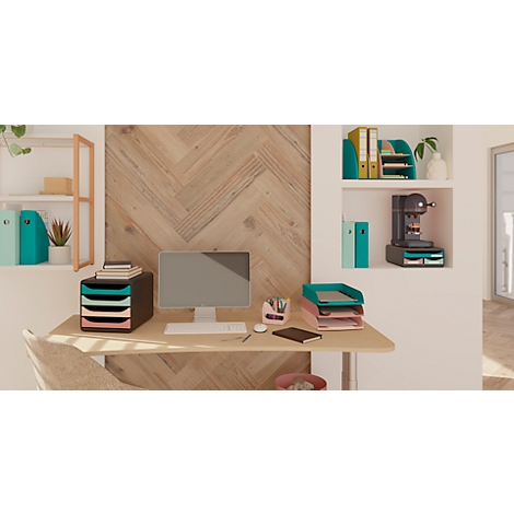 Schreibtisch mit Computer, Schubladen und Ordnern. Der Hintergrund ist eine Holzvertäfelung, es ist ein modernes Büro.