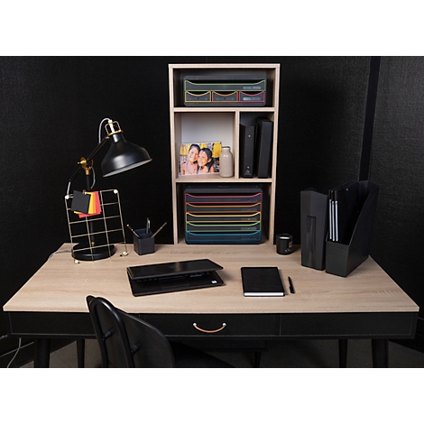 Schreibtisch mit Büromaterial: Schreibtischlampe, Notizblock, Ordner, Schublade und Ablagefächer.