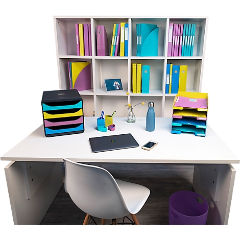 Ein Schreibtisch mit Büromaterial, Laptop, Stuhl und Mülleimer, alles vor weissem Hintergrund.