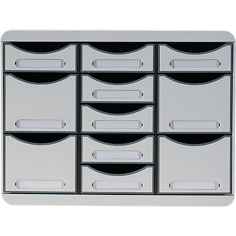 Armoire grise avec 12 tiroirs. Chaque tiroir possède une zone d'étiquette et une poignée noire incurvée.