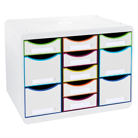 Witte opbergkast met gekleurde lades. De lades zijn wit met gekleurde accenten en witte labels.