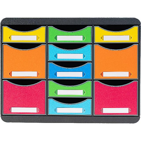 Meuble de tiroirs multicolore avec neuf tiroirs, chacun avec une étiquette blanche.