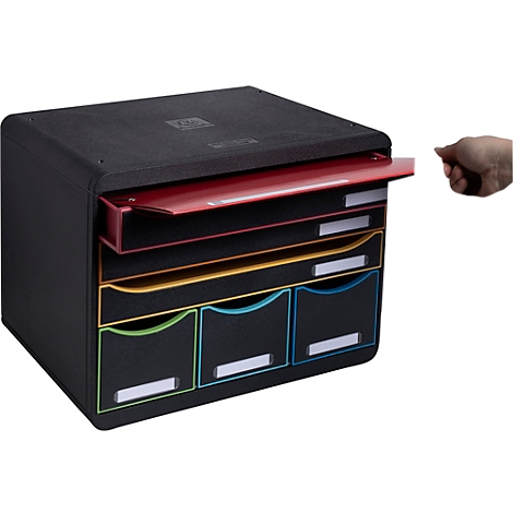 Organisateur de documents noir avec compartiments rouges, jaunes et bleus. Une main ouvre un tiroir rouge.