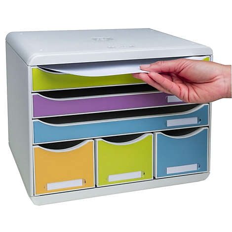 Grauer Organizer mit farbigen Fächern. Eine Hand entnimmt ein Blatt aus dem obersten Fach.