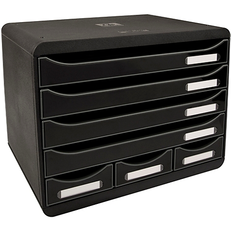 Schwarzer Schubladenschrank, sechs Schubladen, weiße Beschriftungsfelder. Quadratische Form, abgerundete Ecken.