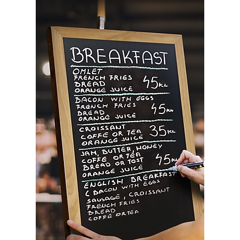 Un menu de petit-déjeuner manuscrit dans un café. Le tableau noir énumère diverses options de petit-déjeuner avec les prix.