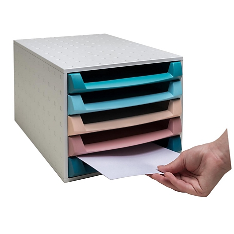 Bac à papier empilable multicolore avec 5 compartiments. Une main prend une feuille de papier du bac inférieur.