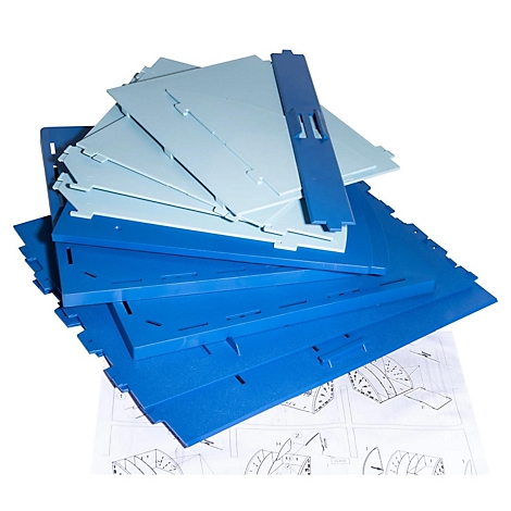 Pièces en plastique bleues et bleu clair avec des instructions, sur fond blanc.
