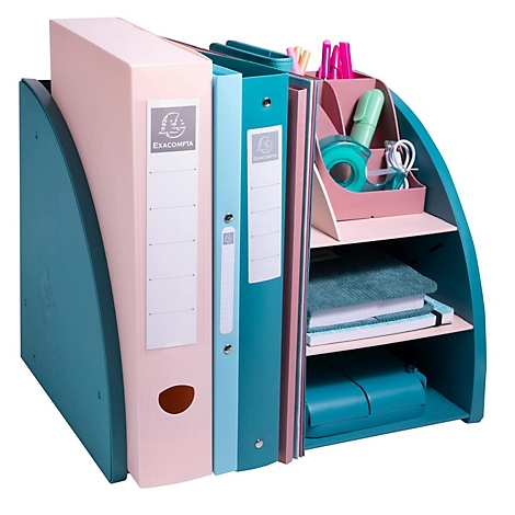 Organisateur de bureau avec des accents roses et turquoise. Classeurs, stylos, ruban adhésif et cahiers y sont rangés.