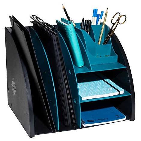 Schreibtisch-Organizer mit mehreren Fächern, Stiften, Notizbüchern und Schere.