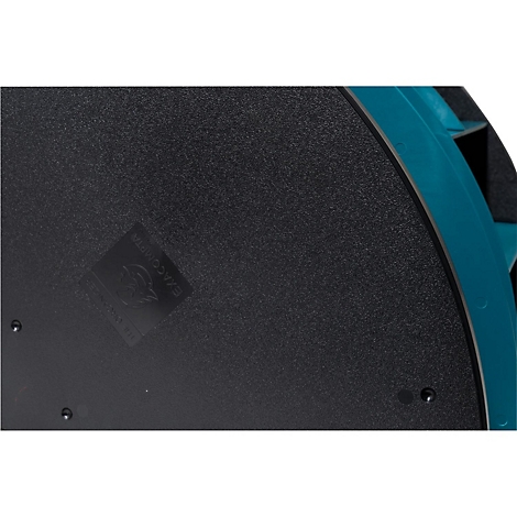 Nahaufnahme einer schwarzen, strukturierten Oberfläche, die einen Teil eines runden Objekts bildet, mit einer türkisfarbenen Kante. Kleine Schrift ist zu sehen.