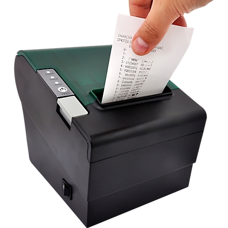Hand zieht Kassenbon aus einem schwarzen Drucker mit grünen Akzenten. Der Bon zeigt Text.